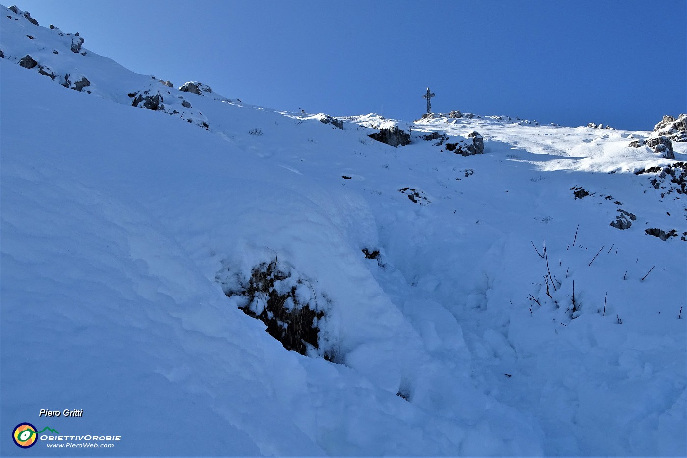 47 Traccia aperta ripida...scavata nell'alta neve.JPG